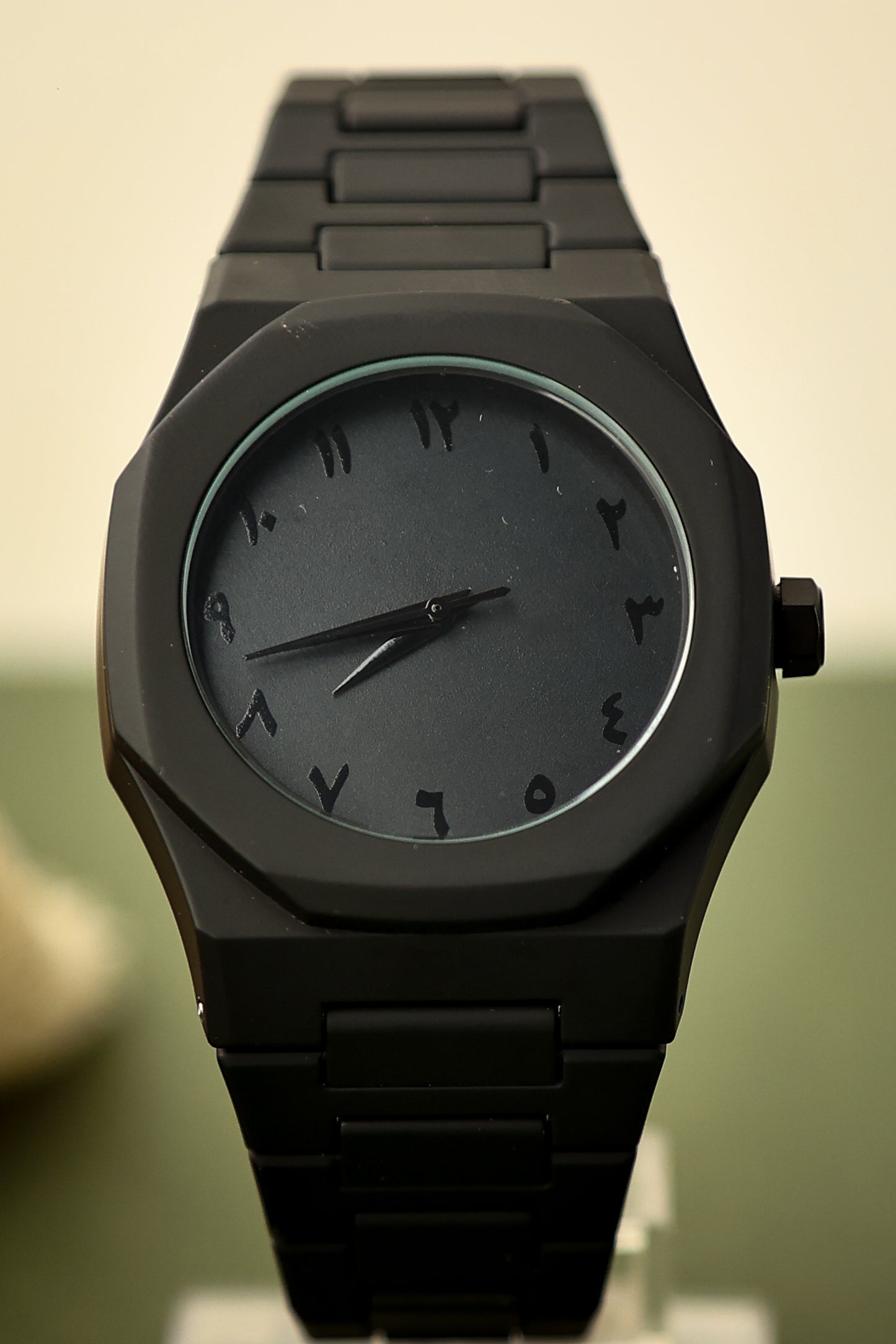 Aura Black Arabic