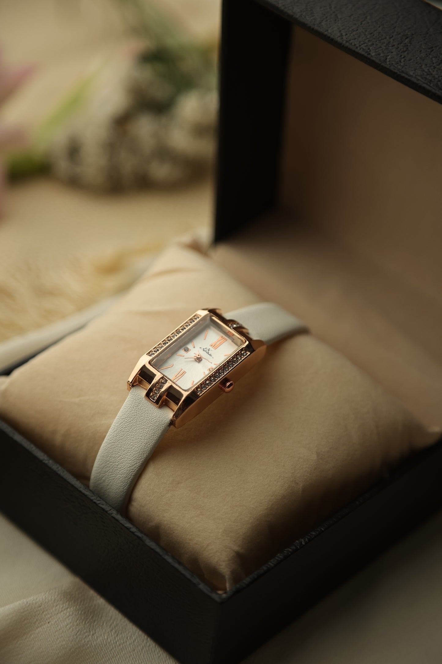 NOBLE WHITE STRAP GOLD