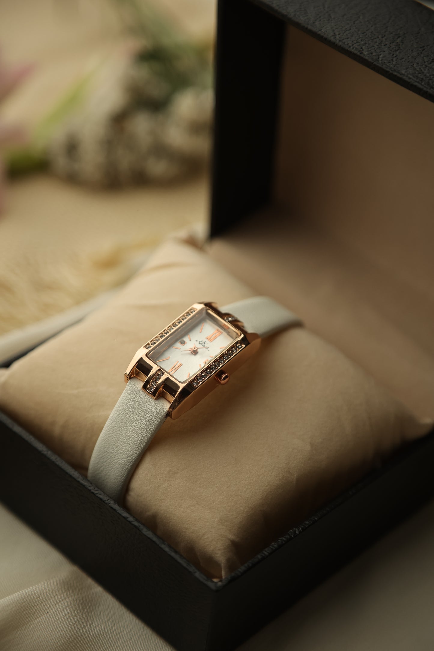 NOBLE WHITE STRAP GOLD